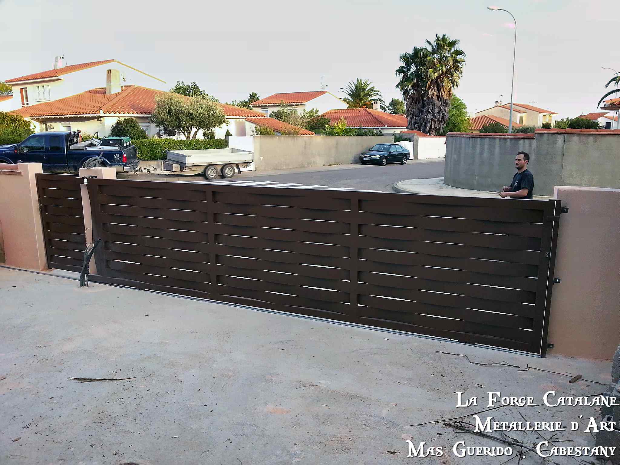 Portail coulissant tole effet lames tresses vannerie sans tubes  forge catalane.jpg